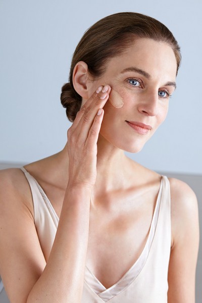 Eucerin® HYALURON-FILLER CC Cream brings color to the success ful Hyaluron-Filler formula for effective anti-aging day care